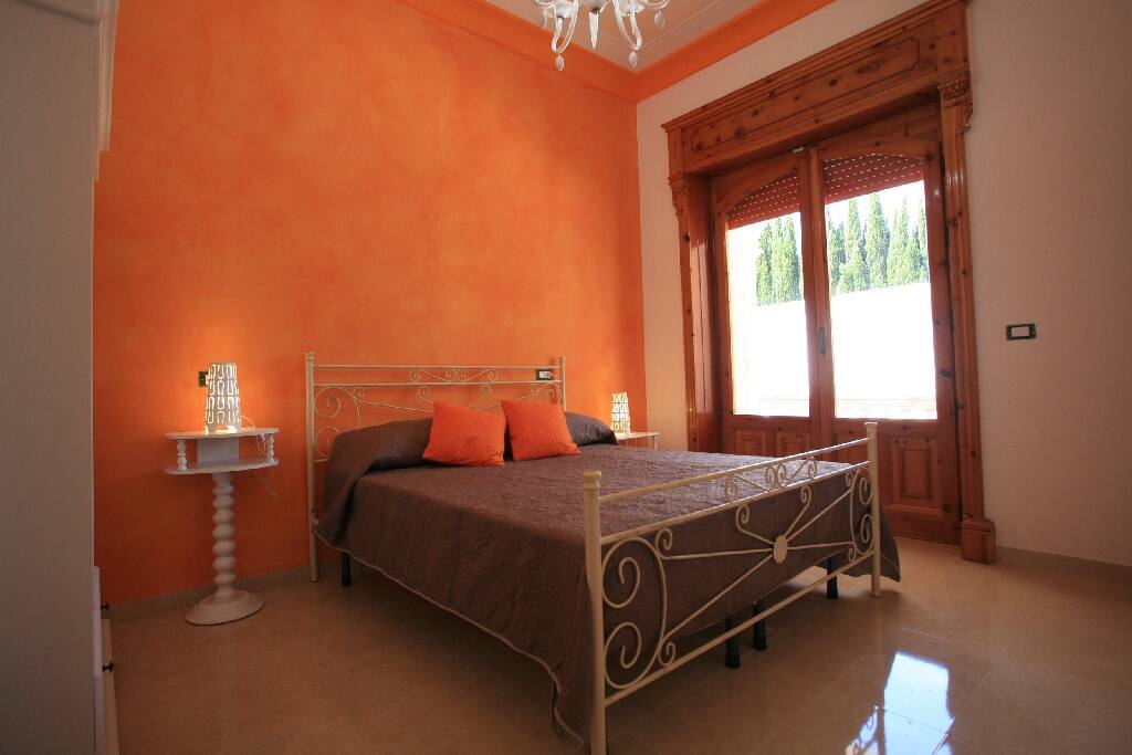 CAMERA ARANCIO