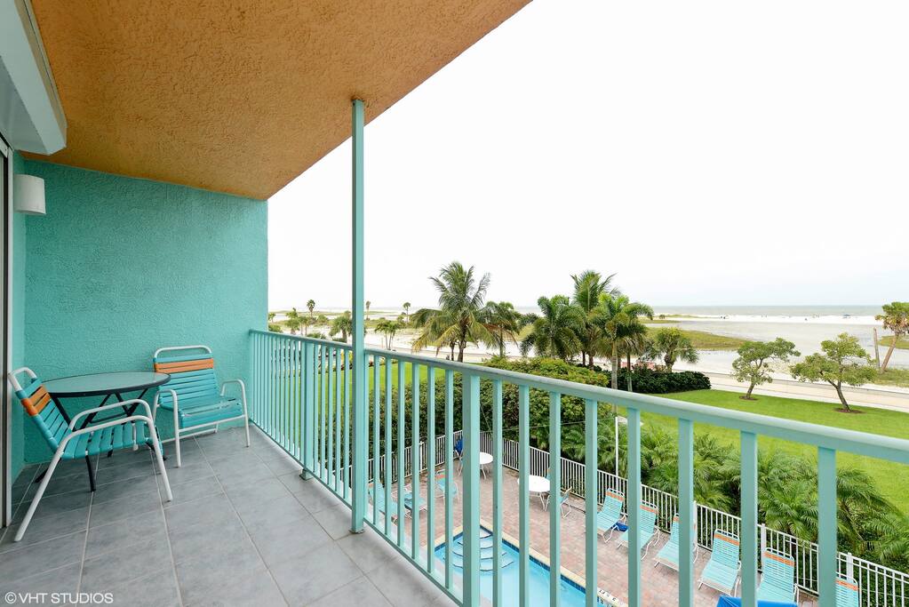 The perfect spot for your morning coffee or afternoon cocktail