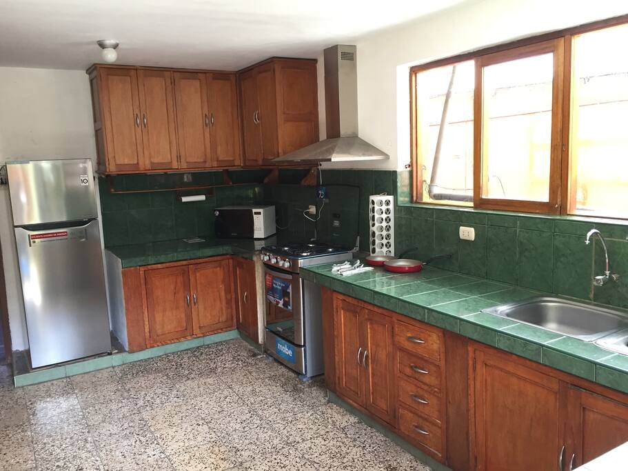 Cocina amplia y completa.