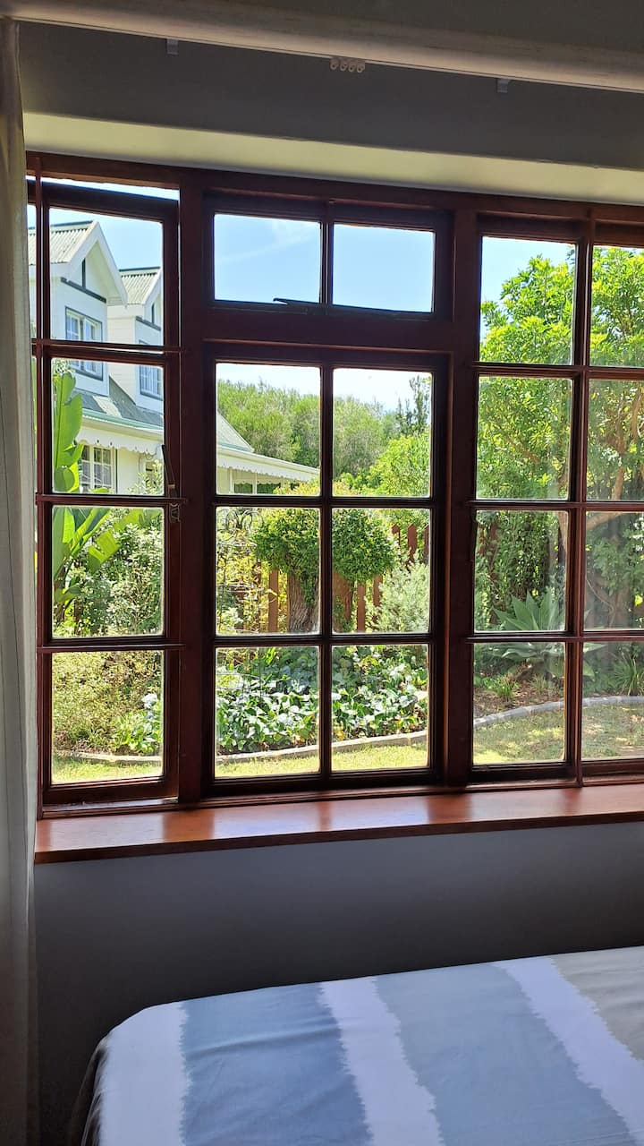 גינה גדולה יפה ומתוחזקת היטב לנופים שלווים