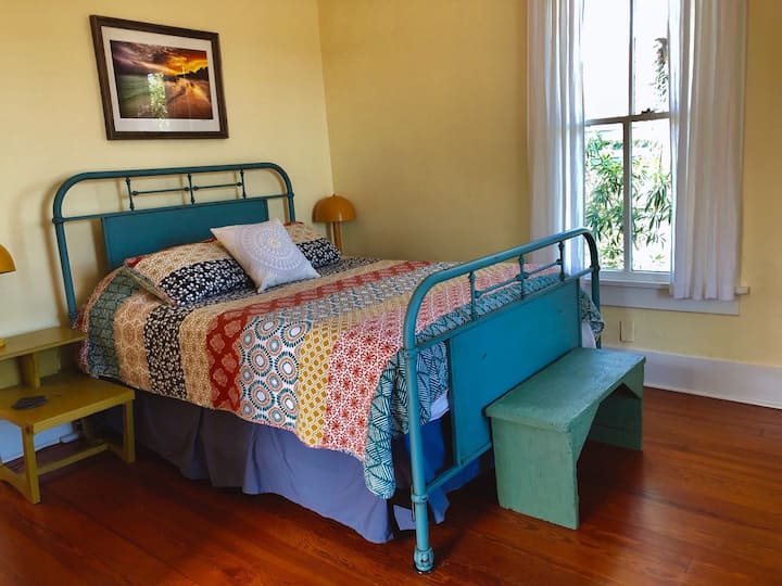 Самостоятелната спалня на горния етаж е оборудвана с двойно легло queen size, 2 килера в пълен размер и скрин. Навсякъде  акцентирахме върху тази стая с ретро лампи за гъби и фънки мебели. Разполага и с 32 - инчов плоскоекранен телевизор, оборудван с року, който позволява стрийминг услуги като Amazon и Netflix. 