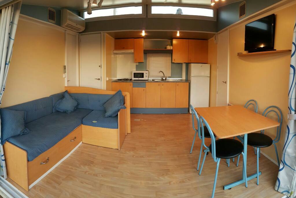 salon comodo, recogido, totalmente abierto al porche si abres completamente las dos puertas que lo separan del mismo (una mallorquina y una de crital)