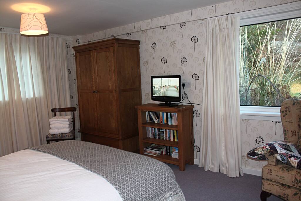 Bedroom 1 with 5’ bed