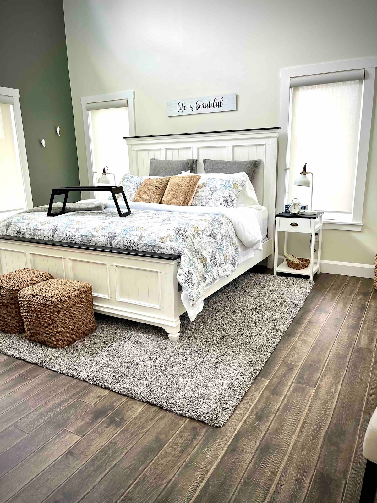 Gran dormitorio principal con cama King y baño privado. Armarios y tocadores suyos y sus tocadores 