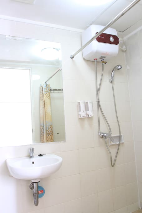 ensuite bathroom with water heater for master bed room