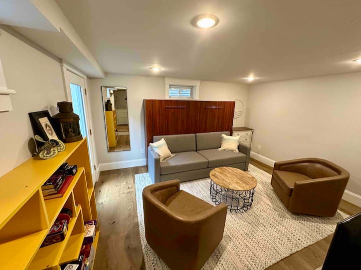 Bed 2 - Den w Queen Murphy Bed 