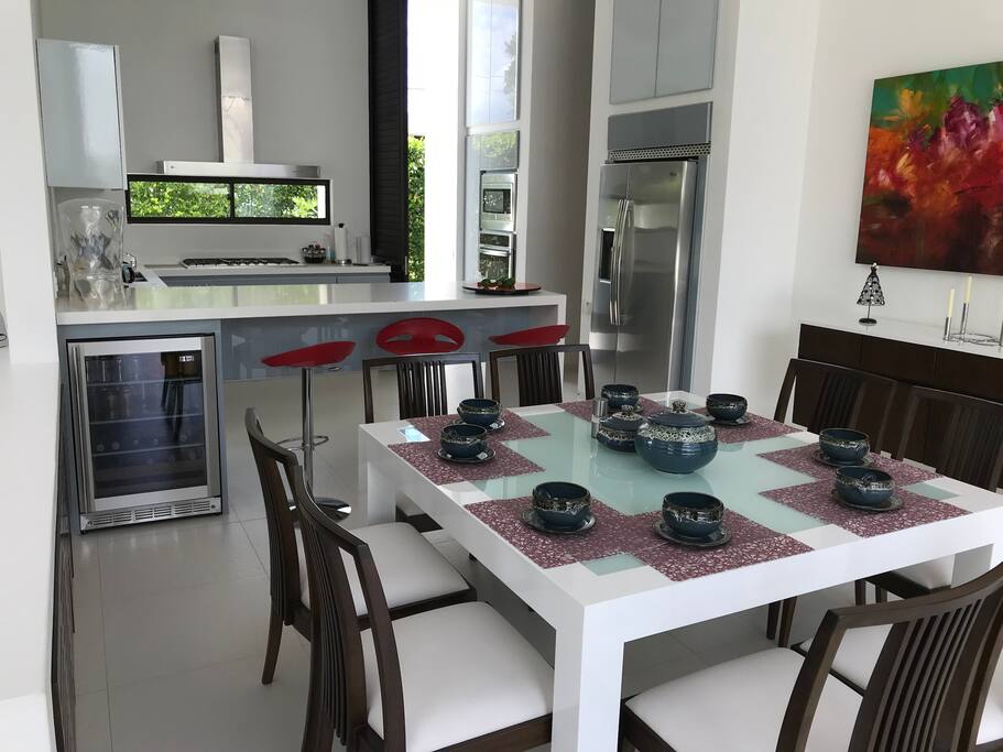 Cocina y comedor de ocho puestos.