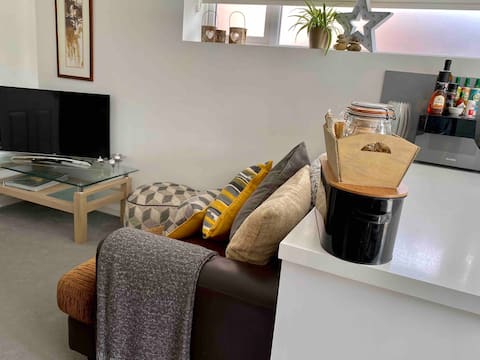 Top performing Airbnb: Cosy Hot Tub Haven - Studio in East Dorset