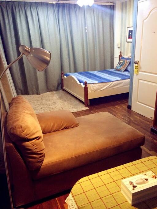 Peony executive balcony room (2 guest stay)
40sq meters city night view balcony room with one queen size bed, one mini living room with two seat sofa and coffee table, Air-conditioner, 32" LED TV, DvD player, Bose bluetooth speaker, hair dryer, shared bathroom with hot shower.
**Day rent from 1,200 thai bath ~ 1,500 thai bath.