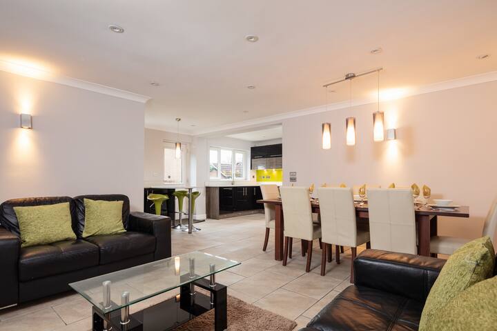 Stunning Spacious Villa in South Manchester gallery image 5