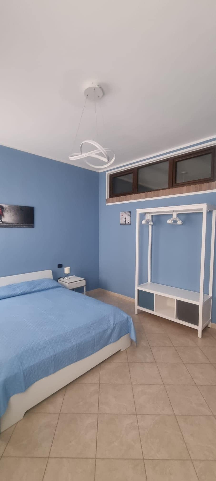 Details kledingrek in de slaapkamer