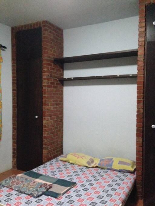 Suíte com ar-condicionado, cama de casal e guarda-roupas disponíveis