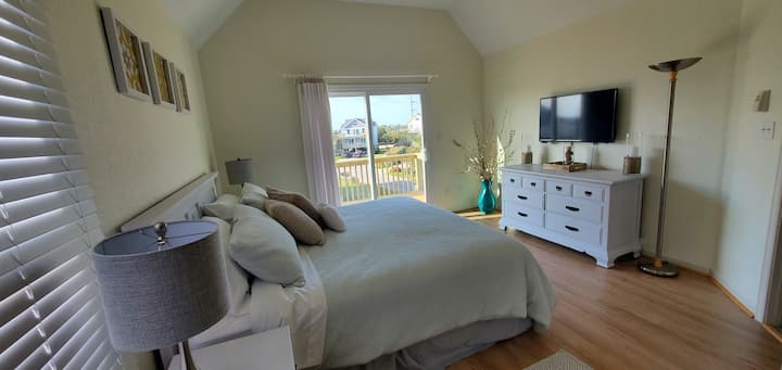 Მთავარი საწოლი ზედა სართულზე ოკეანის ხედით აივნით და დასაჯდომი ადგილებით