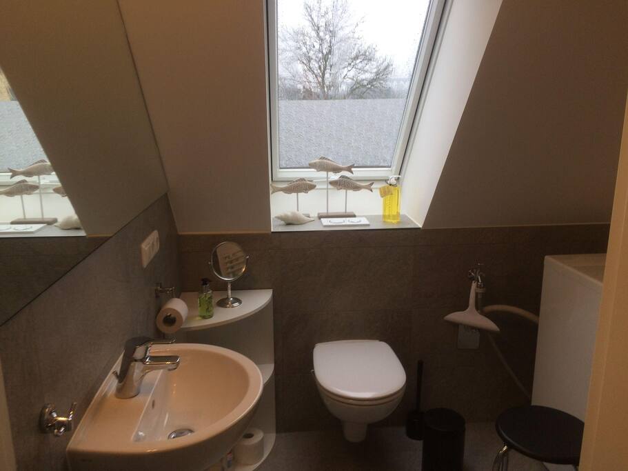 Kleines Bad mit Waschmaschine, Waage, Fön, Dusche und Schlossblick