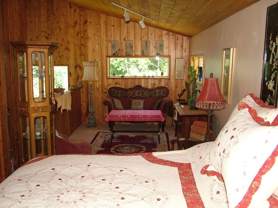 King suite sitting area
