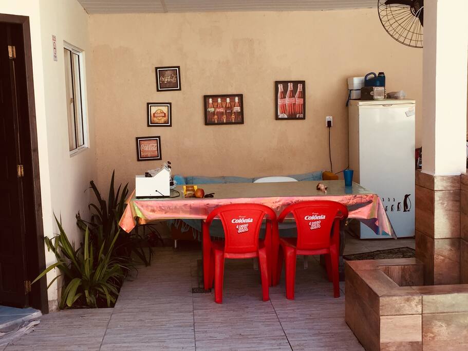 Mesa área comum.