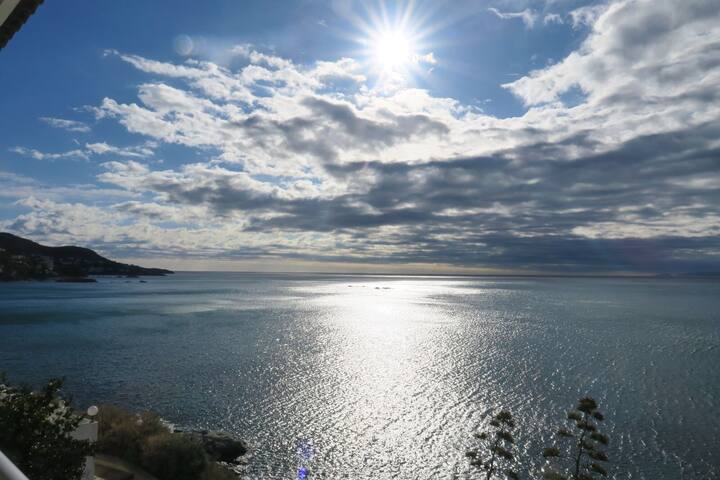 Apartment overlooking the sea gallery image 2