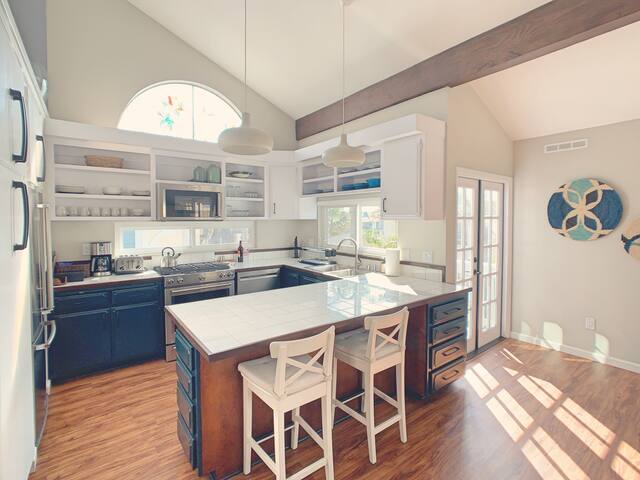 NEWLY RENOVATED Mission Beach 5-bedroom getaway gallery image 2