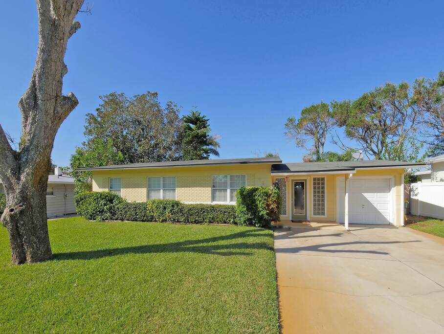 Front-of-house house, driveway