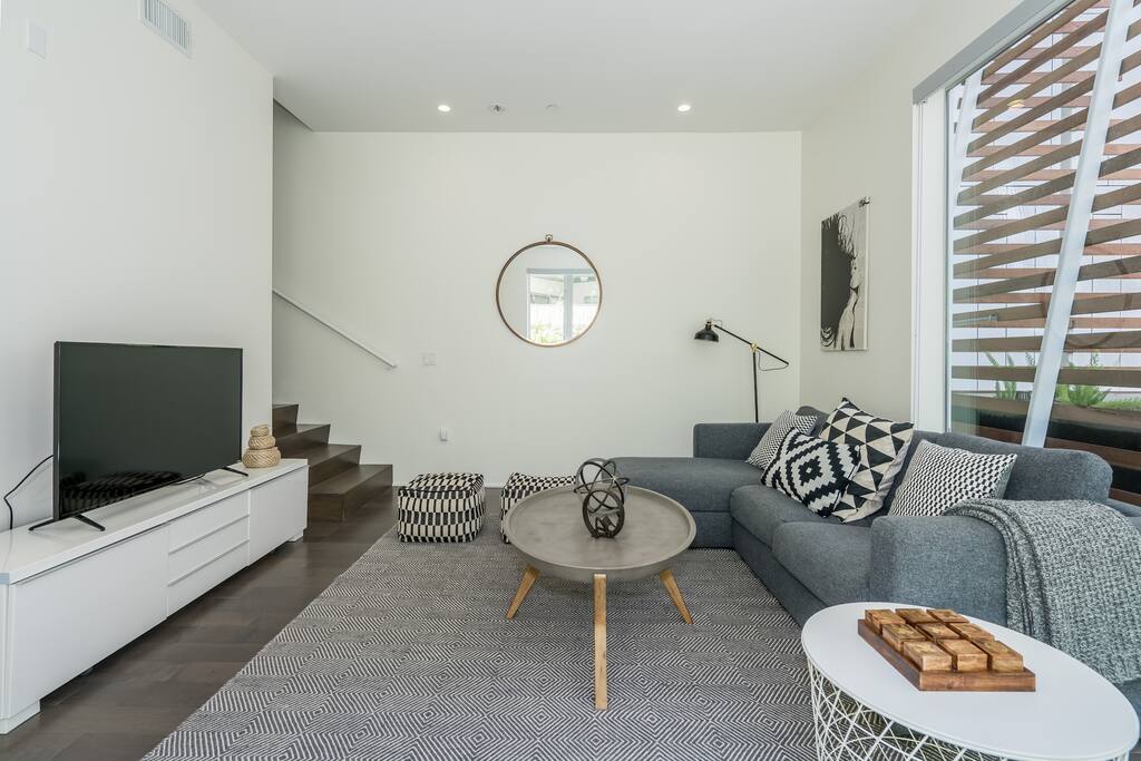 New Architectural Apartment + Rooftop + Parking