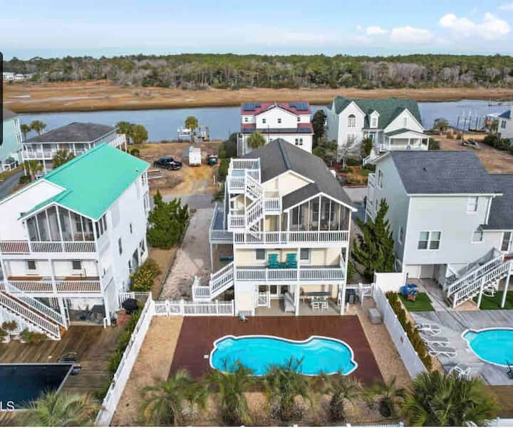 ICW Delight Pool & Beach Nearby Houses for Rent in Holden Beach