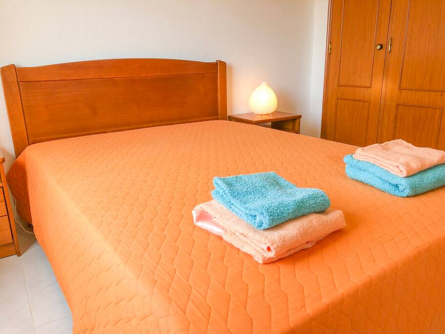 First room with double bed and wardrobe | Primeiro quarto com cama de casal e roupeiro