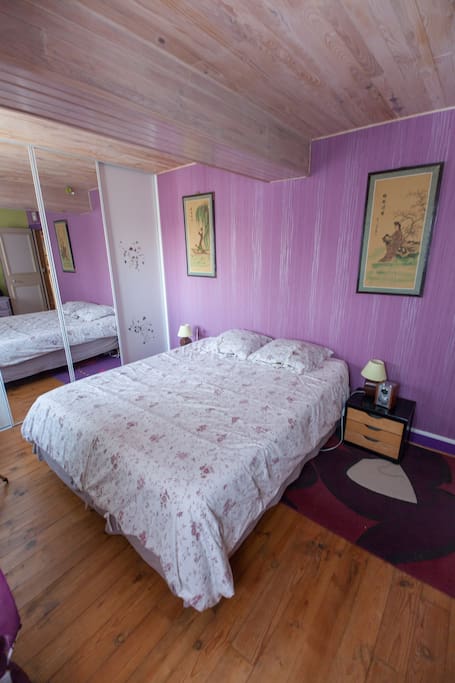Univers doux pour cette chambre avec lit de 160 cm et dressing