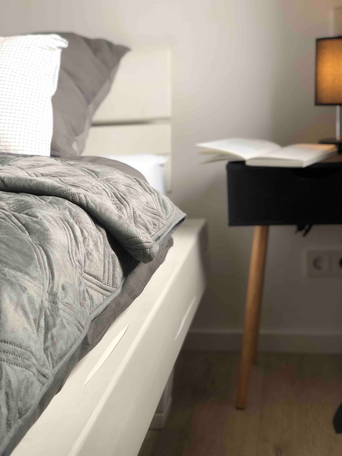 Cozy details in the bedroom