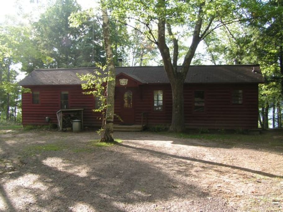 2 bedroom Log cabin. parking