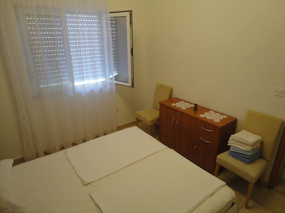Bedroom (queen size bed)