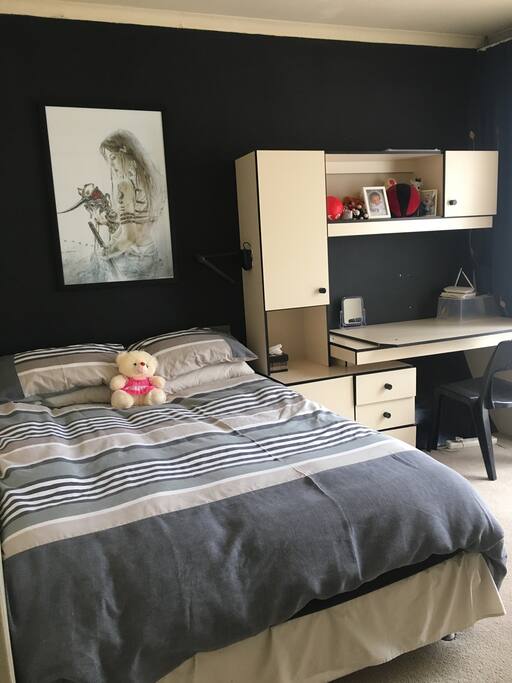 2nd bedroom .double bed and desk