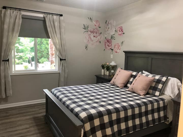 الغرفة 5 
مزينة بشكل جميل! نحن نحب أن نسميها جميلة باللون الوردي. يأتي مجهزًا بتلفزيون ذكي وأرواب حمام ومناشف ومروحة ومحطة شحن لأي نوع من أنواع الهواتف. 
