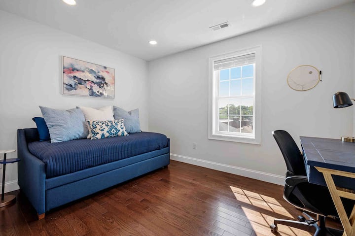 Dnevni krevet s kaučem na rasklapanje lako se pretvara u dva odvojena kreveta. 