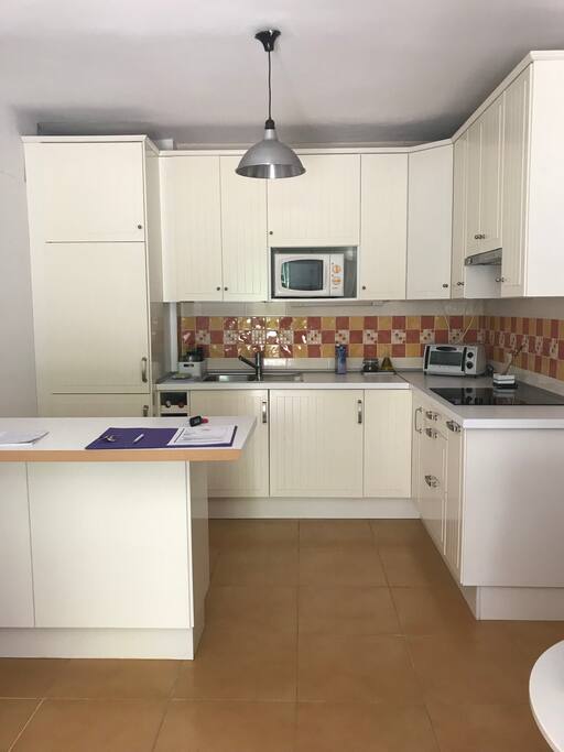 La Cocina, completamente reformada está integrada en la sala, dispone de vitroceramica, microondas, lavadora, frigorífico, tostadora, minipimer, cafetera, horno, exprimidor,