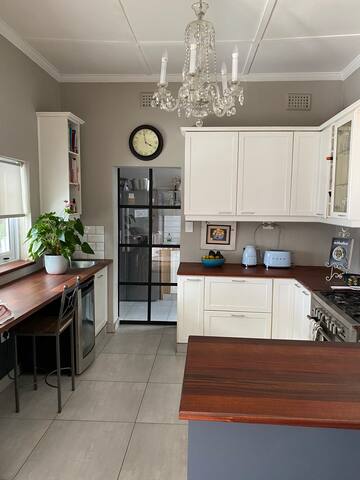 Charming 3 bedroom home. Close to Newlands Forest. gallery image 5