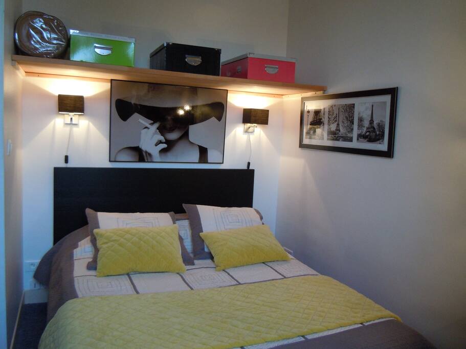 Pour bien dormir, lit double, matelas confort, oreillers, éclairage individuel des luminaires tête de lit.