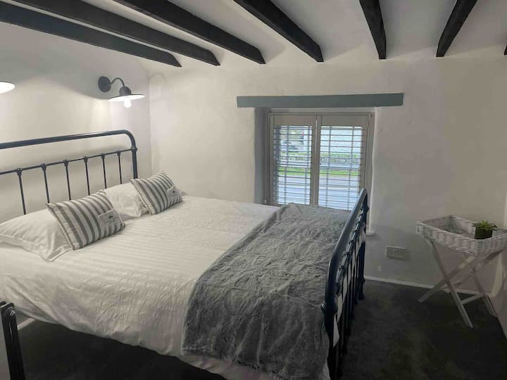 Spavaća soba 2 nudi utočište udobnosti i opuštanja. Otkrijte luksuzni bračni krevet u pratnji nježnih svjetala za čitanje kako bi vam bilo lakše. Tu je veliki ormar i komoda s ladicama. Dodani su potpuno novi tepisi.