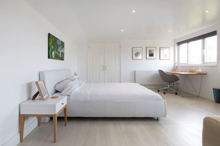Large & modern Loft, next to Bicester Village. 欢迎