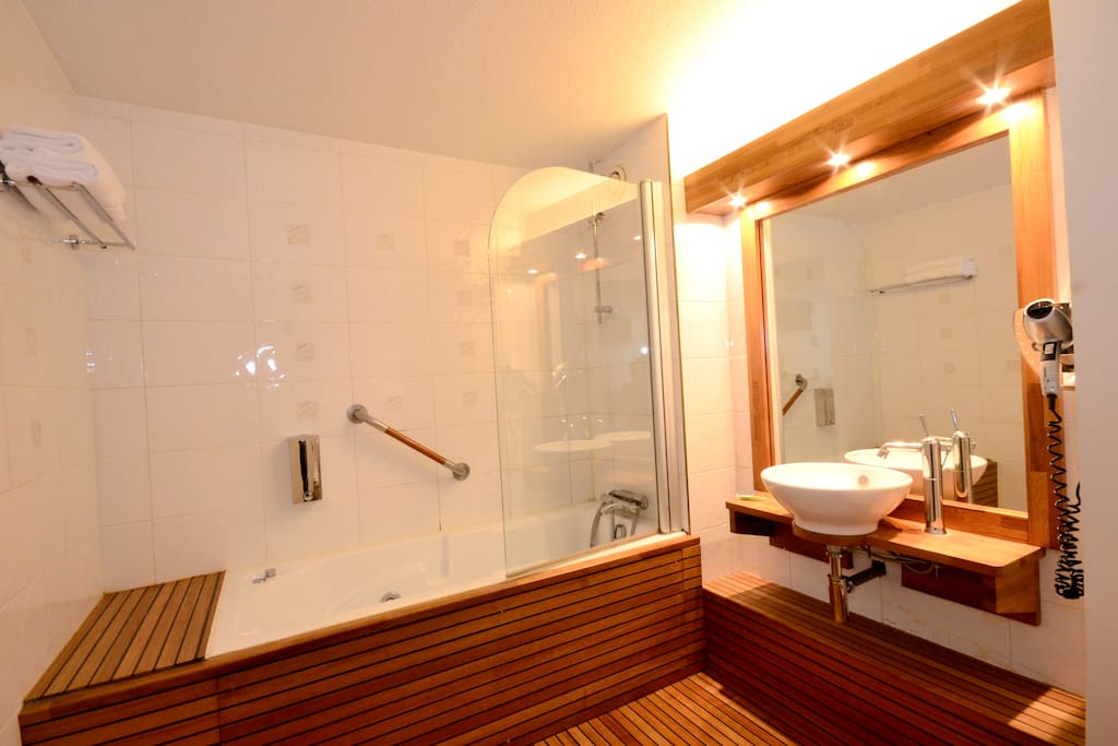Salle de bain en teck baignoire ou douche