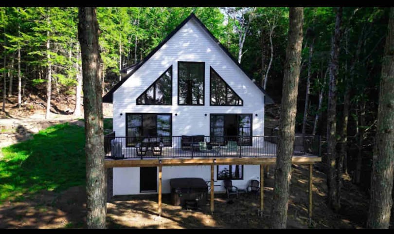 Cozy Lakeside Retreat, Hot Tub & Sauna Escape