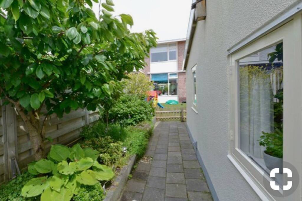 Buitenzijde van het zomerhuisje met de gedeelde tuin.
