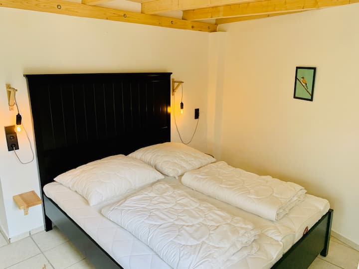 Dormitorio con cama de matrimonio