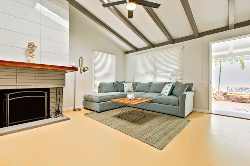 Vaulted ceiling living room, please note the fireplace is not for guest use.