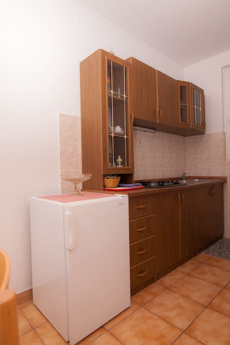 Fully equipped kitchen with refridgerator