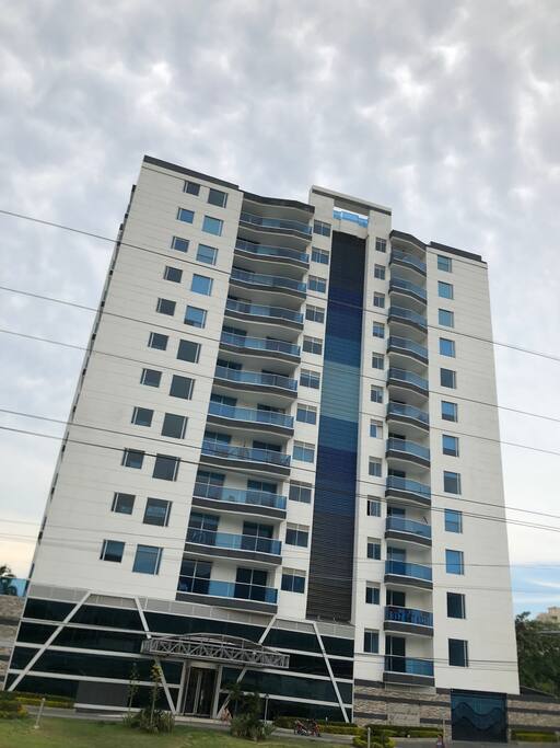 El edificio visto desde la carretera principal u desde abajo.
