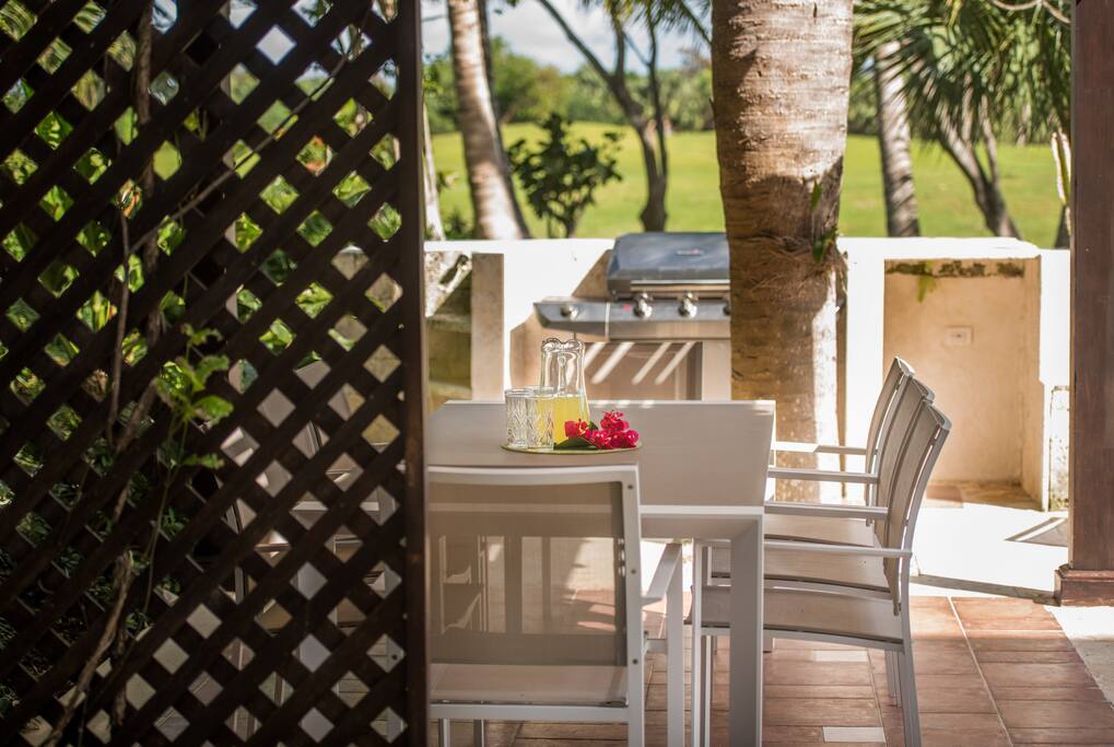 dine around the pool and BBQ