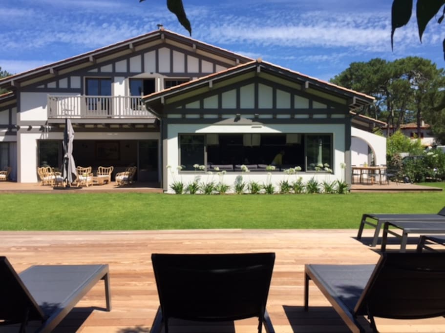 villa avec 4 emplacements parking sécurisés