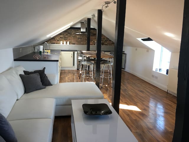Beautiful spacious annex with garden