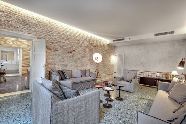 Stunning Modern Apartment in the Heart of Venice gallery image 2