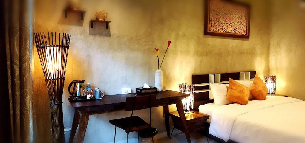 Rm 9: King Bed, Near Nite Bazaar and Thapae Gate